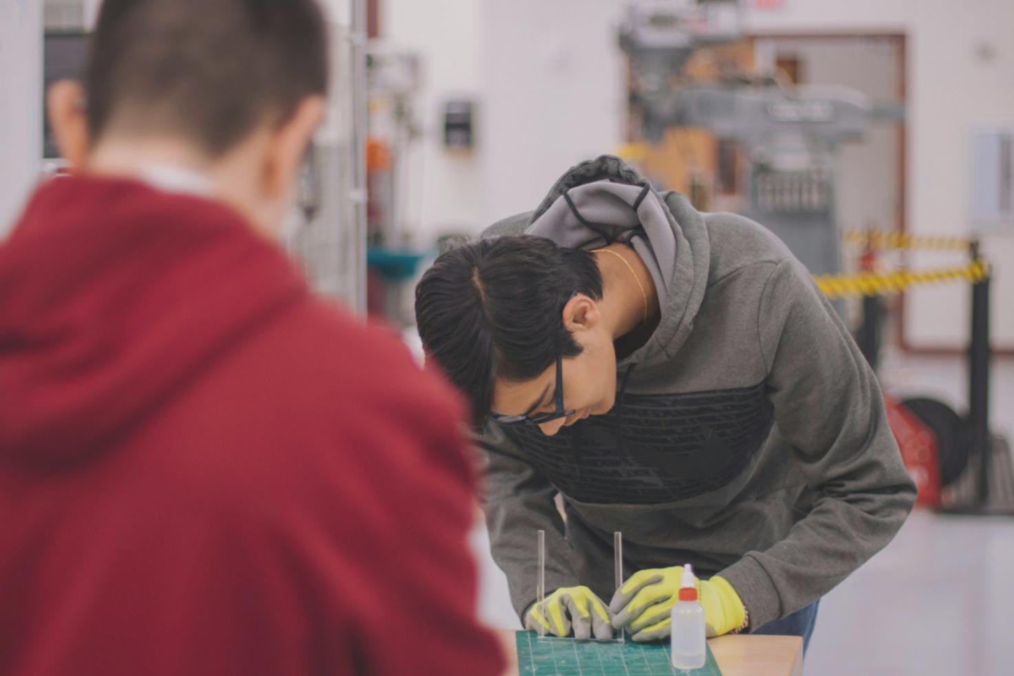 Finanzberatung und strategische Planung in modernem Büroumfeld