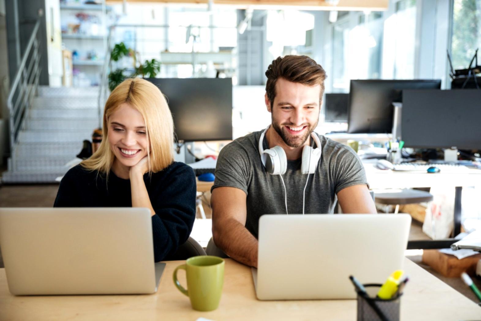 Teilnehmer arbeiten gemeinsam an Finanzstrategien während eines Webinars