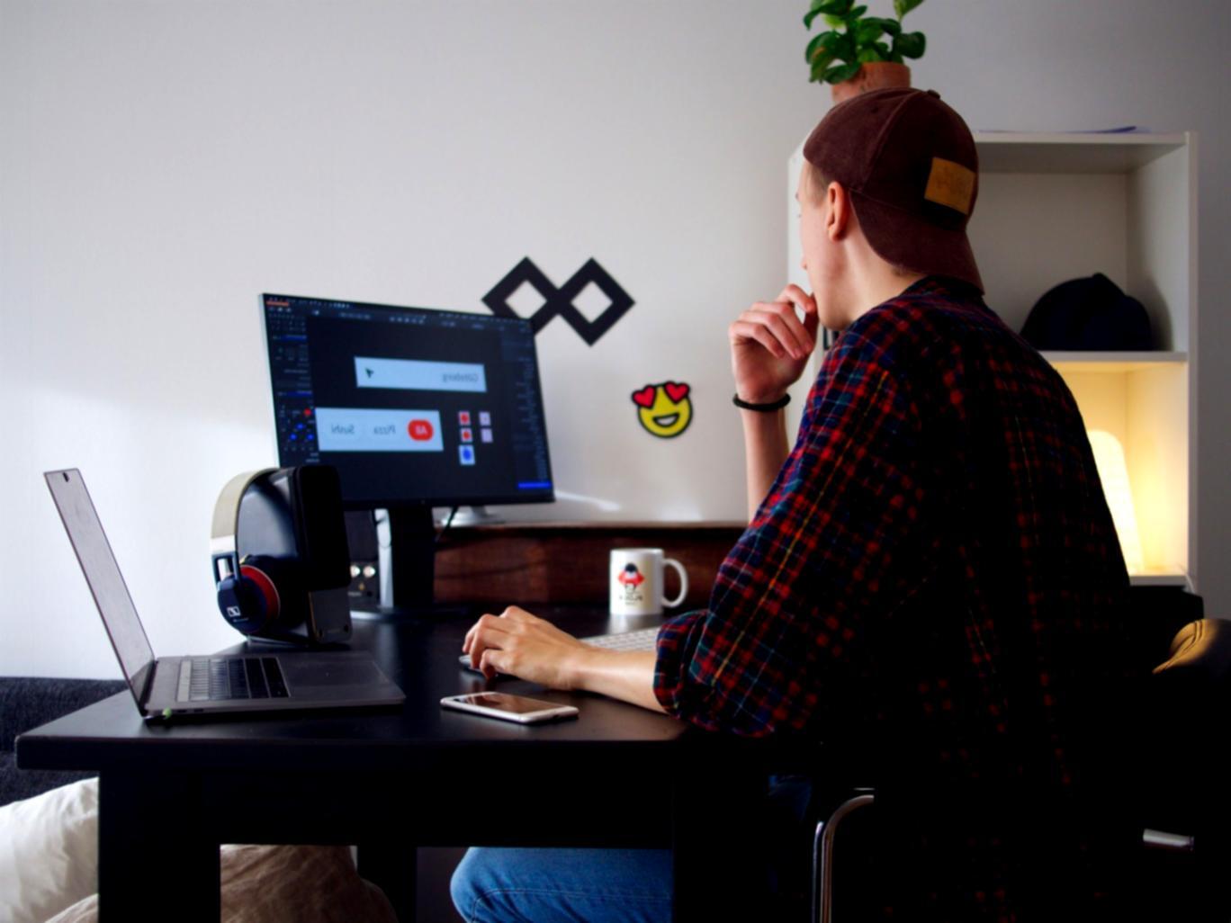 Teilnehmer während einer interaktiven Webinar-Session zum Thema Finanzplanung