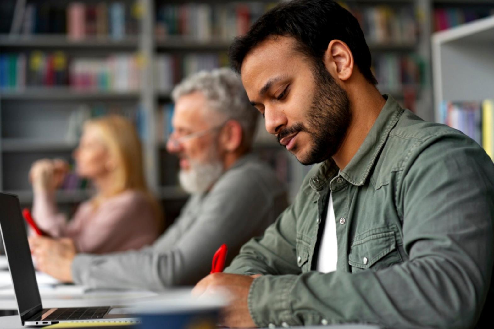 Digitale Präsentation mit Finanzdiagrammen und Markenstrategie-Elementen