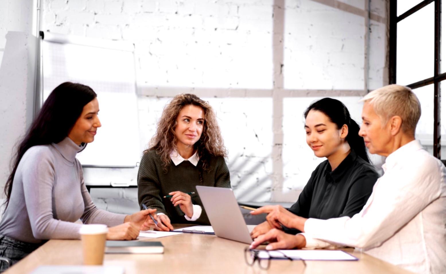Teilnehmer bei der praktischen Finanzanalyse während einer Workshop-Session